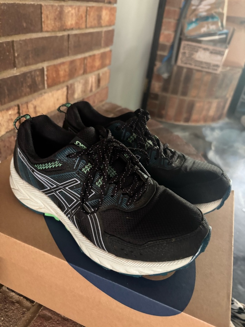 ASIC gel tennis shoes